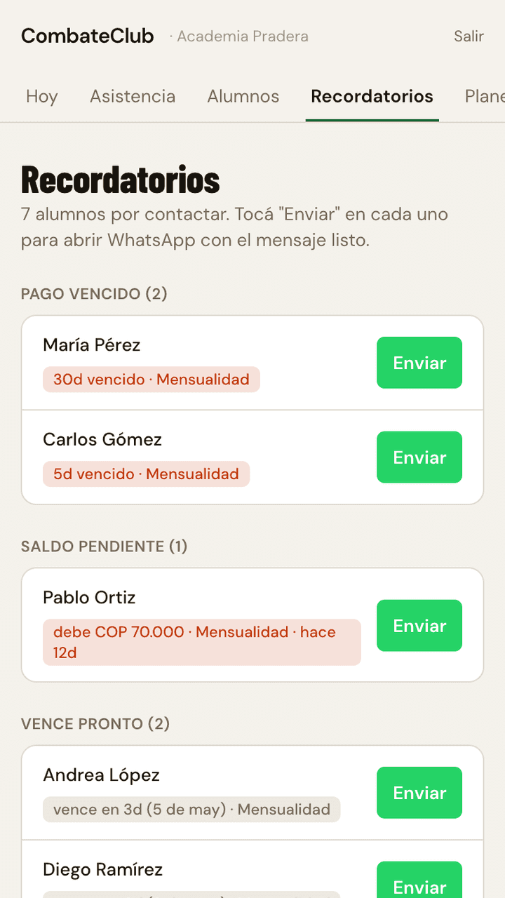 Lista de recordatorios en CombateClub con un botón verde Enviar junto a cada alumno para abrir WhatsApp con el mensaje listo.